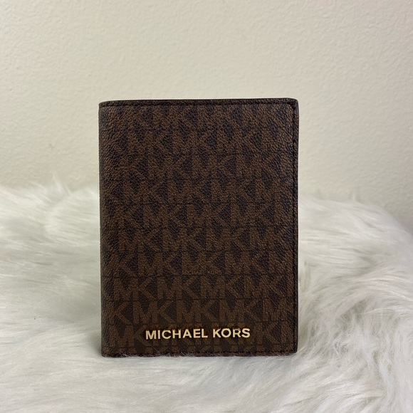 🔥SALE🔥MICHAEL KORS JET SET TRAVEL PASSPORT CASE - Picture 5 of 8